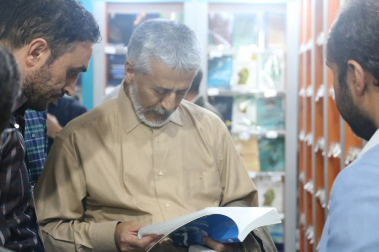 بازدید امیر دریادار سیاری از غرفه «سمت»